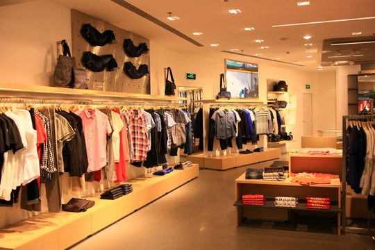 男装橱窗模特 零售空间的视觉叙事与销售催化剂